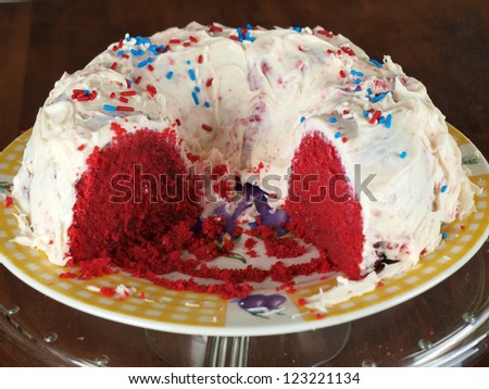 photo of a velvet cake on a cake tray