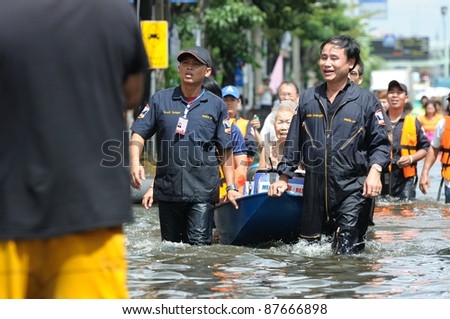 BANGKOK - OCTOBER 29: Unidentified Rescue team uses a boat to rescue flood victims on October 29, 2011  on Charansanitwongse Road, west side of the Chaopraya riverBangkok, Thailand.