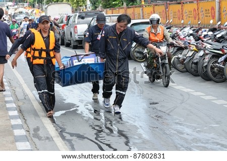 BANGKOK - OCTOBER 29: Unidentified rescue team bring a boat to rescue flood victims during Thai flood crisis on October 29, 2011 in Bangkok, Thailand.