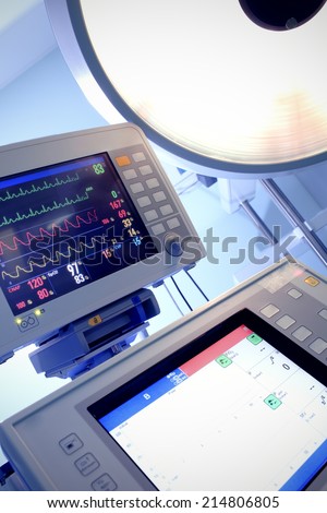 System for monitoring the patient\'s condition and surgical lamp