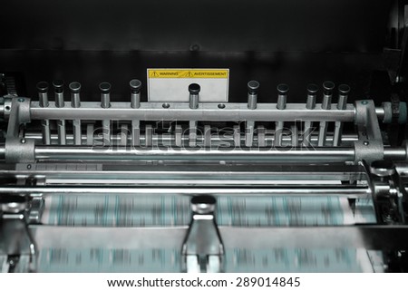 Printing machine with blurred conveyor belt