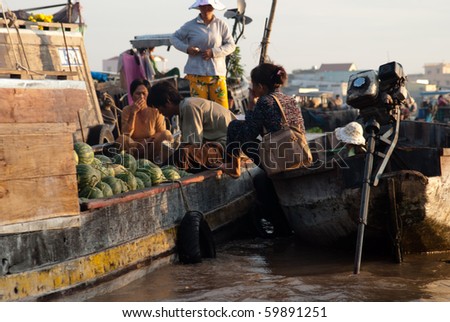 CAN THO, VIETNAM - AUGUST 27: Farmers in Can Tho floating market on August 27, 2010. The main items sold are farm products and specialties of Cai Rang Town, Chau Thanh District and neighboring areas.