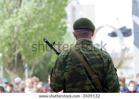 Guard of honour. Soldier with submachine gun 2