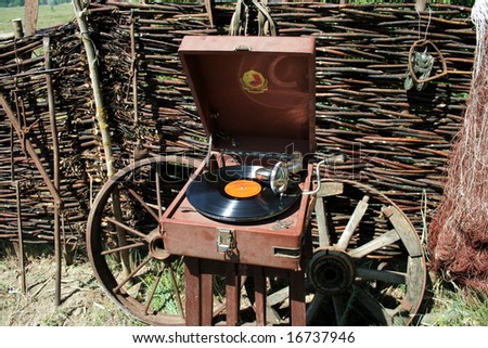 Old gramophone and wheels from the wagon in the cossack farm