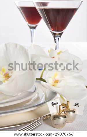 Orchids and wine on a wedding table