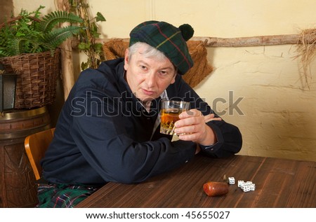 C'KOILASUITE 20M de gains - Page 8 Stock-photo-funny-scotsman-wearing-kilt-drinking-a-glass-of-whisky-in-a-pub-45655027