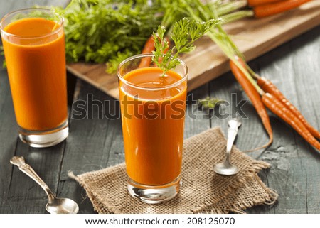 Organic Raw Carrot Juice with Fresh Fruit