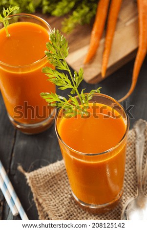 Organic Raw Carrot Juice with Fresh Fruit