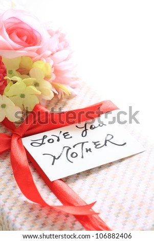 Present and bouquet with hand writing card for Mother\'s day image and gift for Mom