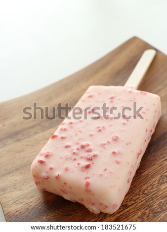 ice bar with crispy strawberry chocolate coating
