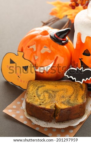 Halloween decoration and pumpkin cake