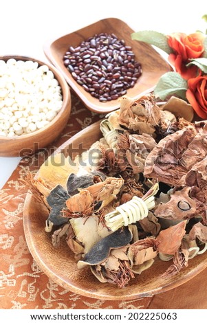 Traditional Chinese herbal medicine, dried flower and fruit for heat removing damp clearing soup