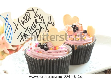 homemade cup cake and Father\'s day greeting card