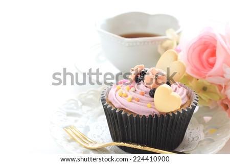 blue berry cup cake and tea