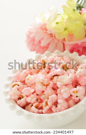 Snack food, pink pop corn flavoured by strawberry and milk