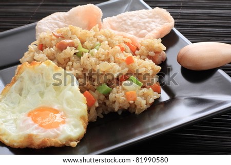 indonesian cuisine, Nosi goreng fried rice with shrimp chip