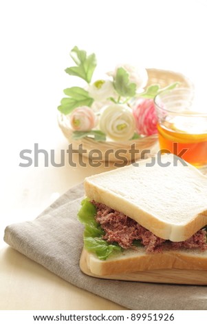 corned beef sandwich with iced tea