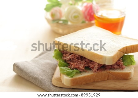 corned beef sandwich with iced tea