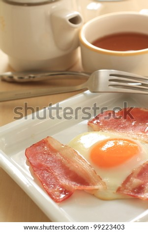 Western breakfast, sunny side up egg and bacon