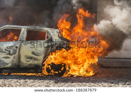 Burning car Fire suddenly started engulfing all the car