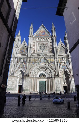 ORVIETO - DEC 31:  crowd in the Orvieto Cathedral square wait for new year\'s eve on december 31, 2012 in Orvieto, Umbria, Italy