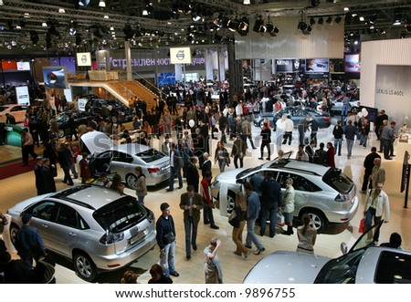 Greater crowds of people have gathered around of new cars of popular manufacturers