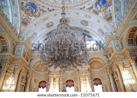Palatul Dolmabahce Istanbul resedinta ultimilor sultani - Pagina 2 Stock-photo-great-chandelier-in-dolmabahce-palace-weight-of-kg-istanbul-turkey-11075671