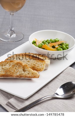 Steamed vegetables with bread