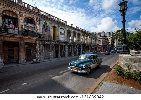 HAVANA - JUNE 7: Old car rides in front of the street citiesl on June 7, 2011 in Havana. Before a new law issued on October 2011, cubans could only trade cars that were on the road before 1959.