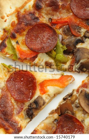 closeup on all dressed chicken pizza