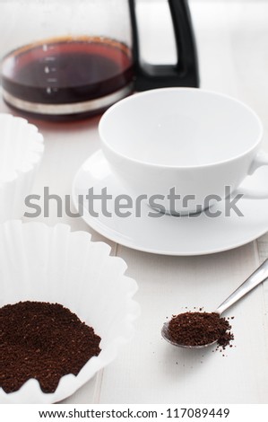 Preparing coffee for bfrewing in coffee maker vertical