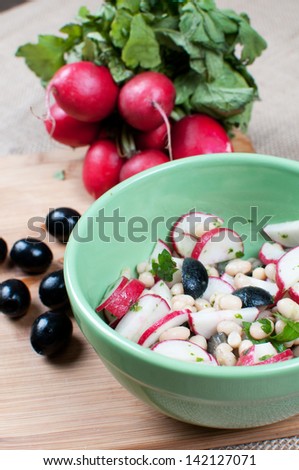 Summer radishes and black olives salad