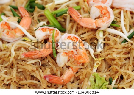 Closeup image of Thai fried noodles with prawns and vegetables