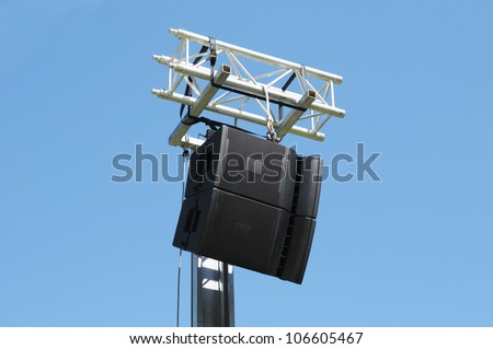 Power outdoors acoustic system for public events