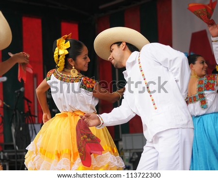BRUSSELS, BELGIUM-SEPTEMBER 15: Dancers of Xochicalli Mexican folkloric ballet show national dance on Grand Place during 12 edition of Folklorissimo Festival on September 15, 2012 in Brussels.