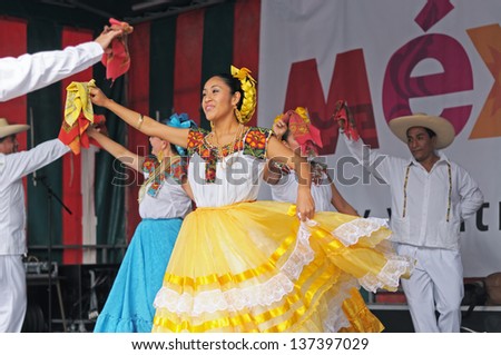 BRUSSELS, BELGIUM-SEPTEMBER 15: Dancers of Xochicalli Mexican folkloric ballet show national dance on Grand Place during 12 edition of Folklorissimo Festival on September 15, 2012 in Brussels.