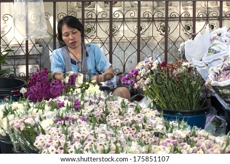 BANGKOK, THAILAND-OCTOBER 26TH 2013: A woman prepares flowers for sale at Bangkok\'s flower market (Pak Khlong Talat). The market is the biggest wholesale/retail fresh flower market in Bangkok.