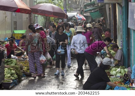 HO CHI MINH CITY,VIETNAM-NOV 5TH 2013: A busy early morning street market packed with shoppers. Many street markets open for business early in the morning in Ho Chi Minh.