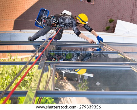 window cleaner climber