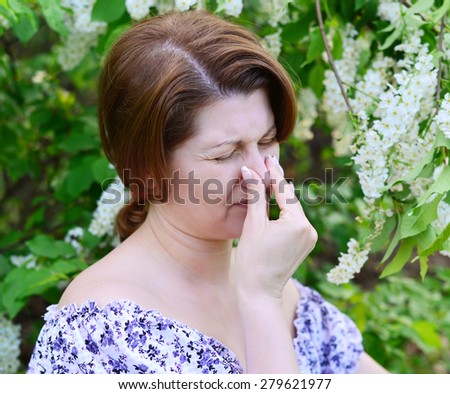 A woman with allergic rhinitis about bird cherry blossoms