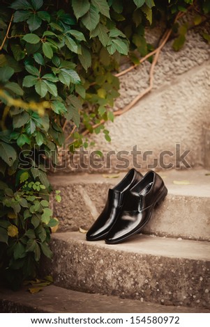 Men\'s black leather dress shoes
