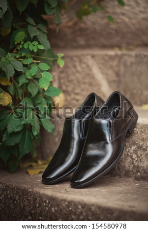 Men\'s black leather dress shoes