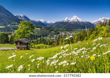 Beautiful mountain landscape in the Bavarian Alps with village of Berchtesgaden and Watzmann massif in the background at sunrise, Nationalpark Berchtesgadener Land, Bavaria, Germany
