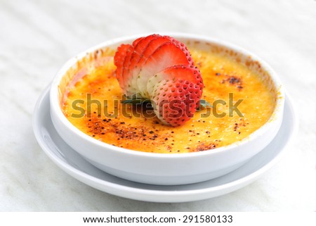 Vanilla bean creme brulee with strawberry