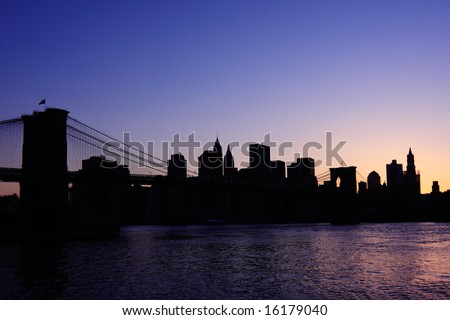 Silhouette of Brooklyn Bridge and Manhattan skyline at dusk - New York