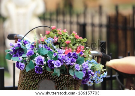The bike basket with roses