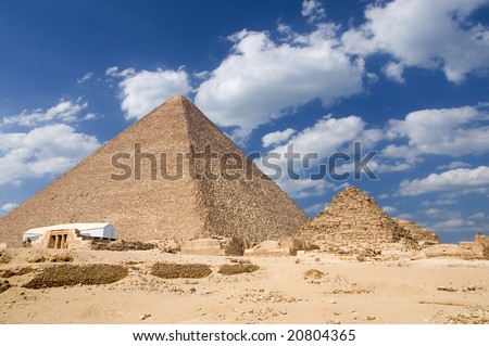 Great Pyramid of Giza (pharaoh Khufu pyramid) and small pyramid, Egypt