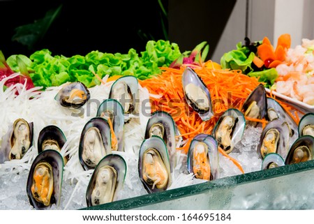 green mussel salad with green lettuce