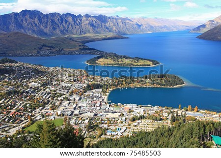 Cityscape of queenstown with lake Wakatipu from top at noon.