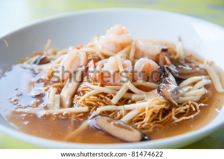 Sea shrimp with vegetables and chinese yellow noodle : delicious China food